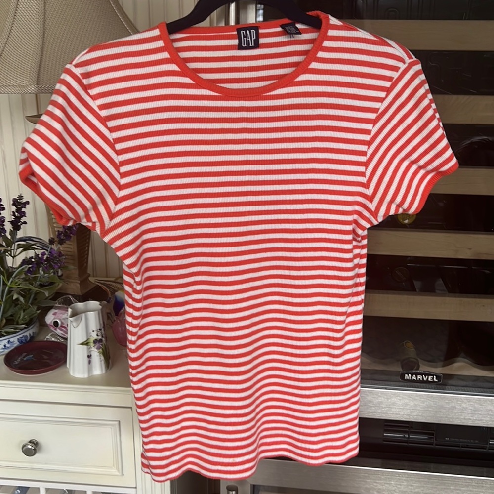 GAP WHITE AND ORANGE LADIES TOP SPRING/ SUMMER MEDIUM PRICE FIRM